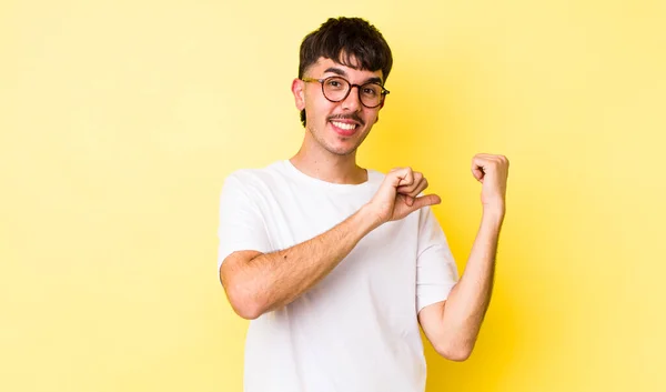 Joven Adulto Hispano Sonriendo Alegre Casualmente Apuntando Copiar Espacio Costado — Foto de Stock