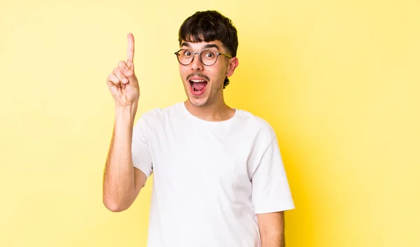 Jovem Adulto Hispânico Homem Sentindo Como Gênio Feliz Animado Depois — Fotografia de Stock