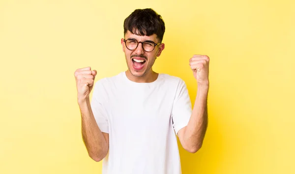 Jovem Adulto Hispânico Homem Sentindo Feliz Positivo Bem Sucedido Celebrando — Fotografia de Stock