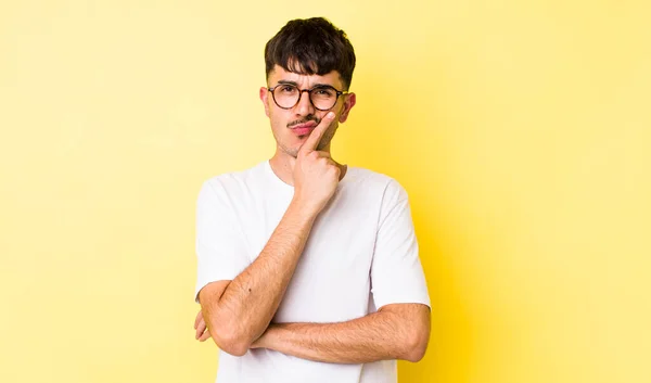 Jovem Adulto Hispânico Homem Olhando Sério Pensativo Desconfiado Com Braço — Fotografia de Stock