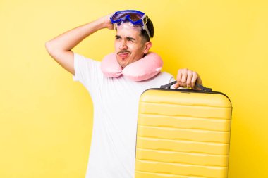 Genç İspanyol adam mutlu bir şekilde gülümsüyor ve hayal kuruyor ya da şüphe ediyor. seyahat kavramı