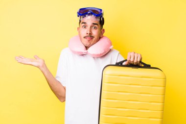 Genç İspanyol adam şaşkın, şaşkın ve şüpheci hissediyor. seyahat kavramı