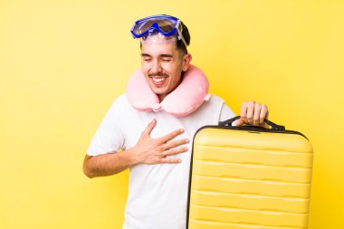 Genç İspanyol bir adam komik bir şakaya yüksek sesle gülüyor. seyahat kavramı