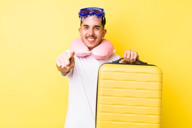 Genç İspanyol adam kamerayı göstererek seni seçiyor. seyahat kavramı