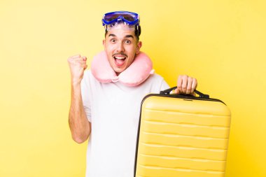 Genç İspanyol adam şok olmuş hissediyor, gülüyor ve başarıyı kutluyor. seyahat kavramı