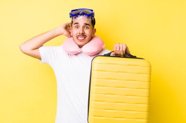 Genç İspanyol bir adam stresli, endişeli ya da korkmuş hissediyor, elleri başının üstünde. seyahat kavramı