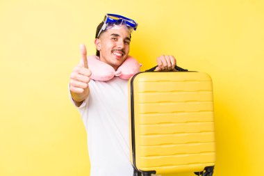 Genç İspanyol adam gururlu, olumlu bir şekilde gülümsüyor. seyahat kavramı