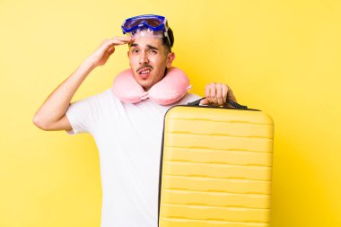 Genç İspanyol adam mutlu, şaşkın ve şaşırmış görünüyor. seyahat kavramı