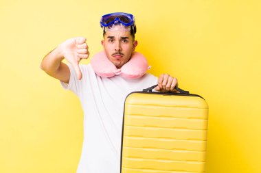 Genç, Latin asıllı, kızgın, baş parmağını kaldırmış. seyahat kavramı