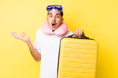 Genç İspanyol adam kendini mutlu hissediyor ve inanılmaz bir şeye hayret ediyor. seyahat kavramı