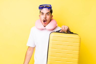 Genç İspanyol adam çok şaşırmış ya da şaşkın görünüyor. seyahat kavramı
