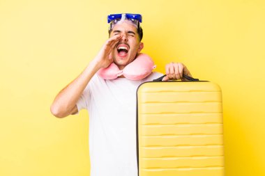 Genç İspanyol adam kendini mutlu hissediyor, elleri ağızının yanında bağırarak bağırıyor. seyahat kavramı