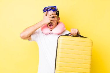 Genç İspanyol bir adam şok olmuş, korkmuş ya da korkmuş görünüyor. Yüzü elle kapatılmış. seyahat kavramı