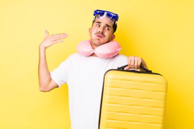 Genç İspanyol adam stresli, endişeli, yorgun ve hayal kırıklığına uğramış hissediyor. seyahat kavramı