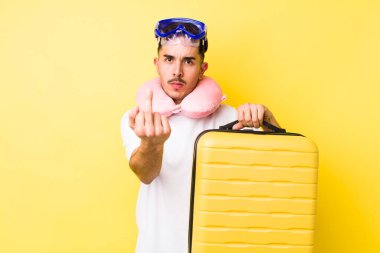 Genç İspanyol adam kızgın, sinirli, asi ve agresif hissediyor. seyahat kavramı