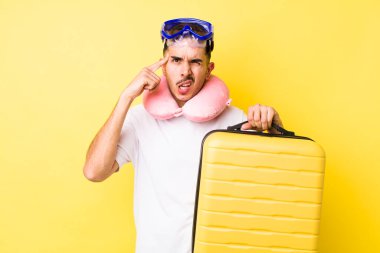 Genç İspanyol adam şaşkın ve şaşkın hissediyor, senin deli olduğunu gösteriyor. seyahat kavramı