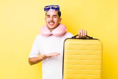 Genç İspanyol adam neşeyle gülümsüyor, mutlu hissediyor ve bir konsept gösteriyor. seyahat kavramı