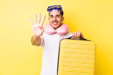 Genç İspanyol adam gülümsüyor ve arkadaş canlısı görünüyor, dört numarayı gösteriyor. seyahat kavramı