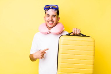 Genç İspanyol adam neşeyle gülümsüyor, mutlu hissediyor ve bir tarafı işaret ediyor. seyahat kavramı