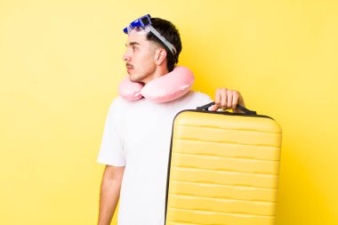 Profil görünümlü genç İspanyol adam hayal mi kuruyor, hayal mi kuruyor yoksa hayal mi kuruyor? seyahat kavramı