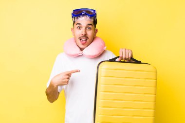 Genç İspanyol adam heyecanlı ve şaşırmış görünüyor. seyahat kavramı