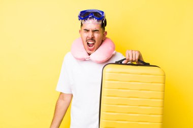 Genç İspanyol adam agresif bir şekilde bağırıyor, çok kızgın görünüyor. seyahat kavramı