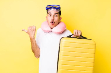 Genç İspanyol adam inançsızlıktan şaşkın şaşkın bakıyor. seyahat kavramı