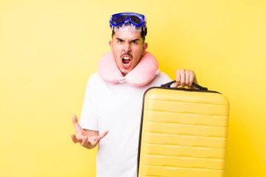 Genç İspanyol adam sinirli, sinirli ve sinirli görünüyor. seyahat kavramı