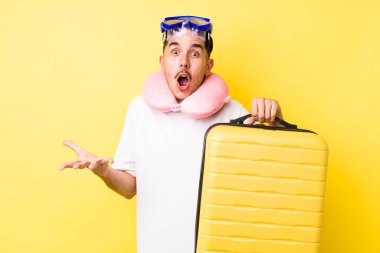 Genç İspanyol adam inanılmaz bir sürprizle şaşkına dönmüş ve hayrete düşmüştü. seyahat kavramı