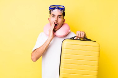 Genç İspanyol adam şok olmuş ve korkmuş hissediyor. seyahat kavramı