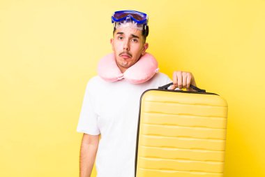 Genç İspanyol bir adam üzgün ve mızmızlanıyor. Mutsuz bir bakışı var ve ağlıyor. seyahat kavramı