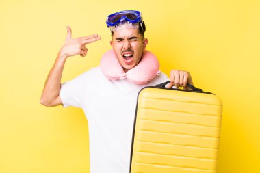 Genç İspanyol adam mutsuz ve stresli görünüyor, intihar jesti silah işareti yapıyor. seyahat kavramı