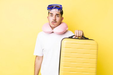 Genç İspanyol adam şaşkın ve şaşkın görünüyor. seyahat kavramı