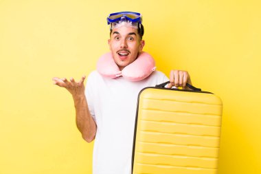 Genç İspanyol adam mutlu hissediyor, bir çözüm ya da fikir bulduğuna şaşırıyor. seyahat kavramı