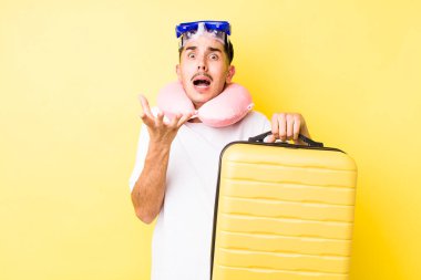 Genç İspanyol adam umutsuz, hayal kırıklığına uğramış ve stresli görünüyor. seyahat kavramı