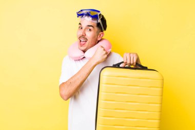 Genç İspanyol adam kendini mutlu hissediyor ve bir meydan okumayla yüzleşiyor ya da kutluyor. seyahat kavramı