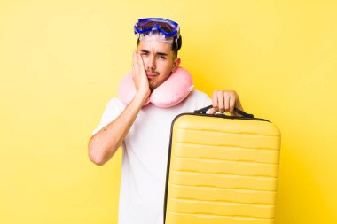 Genç İspanyol bir adam bıkkın, bezgin ve uykulu hissediyor. seyahat kavramı