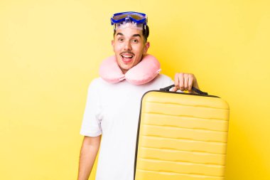 Genç İspanyol adam mutlu ve hoş bir şekilde şaşırmış görünüyor. seyahat kavramı