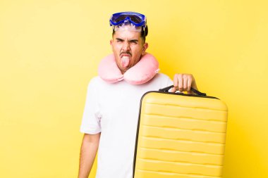 Genç İspanyol adam iğreniyor, sinirleniyor ve dili dışarı çıkıyor. seyahat kavramı