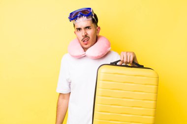 Genç İspanyol adam şaşkın ve şaşkın hissediyor. seyahat kavramı