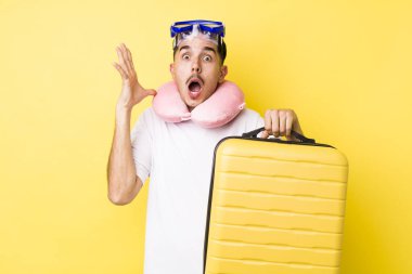 Genç İspanyol adam ellerini havaya kaldırarak çığlık atıyor. seyahat kavramı