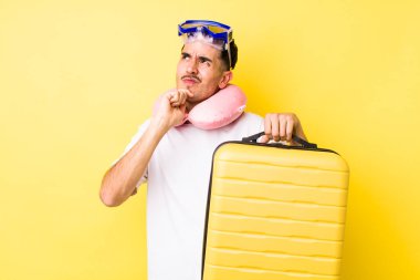 Genç İspanyol adam düşünüyor, kuşkulu ve şaşkın hissediyor. seyahat kavramı