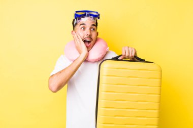 Genç İspanyol adam mutlu, heyecanlı ve şaşırmış hissediyor. seyahat kavramı