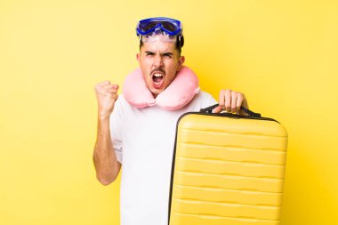 Genç İspanyol adam sinirli bir ifadeyle agresif bir şekilde bağırıyor. seyahat kavramı