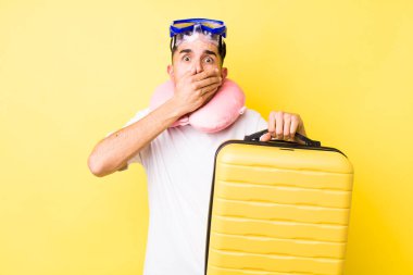 Genç İspanyol adam şok olmuş bir şekilde ağzını eliyle kapatıyor. seyahat kavramı