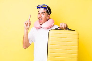 Genç İspanyol bir adam bir fikri fark ettikten sonra mutlu ve heyecanlı bir dahi gibi hissediyor. seyahat kavramı