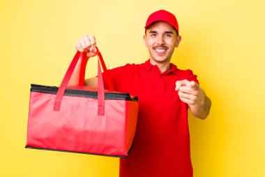 Genç İspanyol adam kamerayı göstererek seni seçiyor. Pizza dağıtımı kavramı