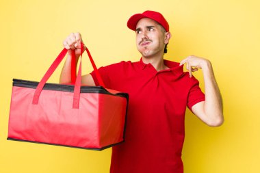 Genç İspanyol adam stresli, endişeli, yorgun ve hayal kırıklığına uğramış hissediyor. Pizza dağıtımı kavramı