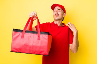 Genç İspanyol adam kibirli, başarılı, pozitif ve gururlu görünüyor. Pizza dağıtımı kavramı