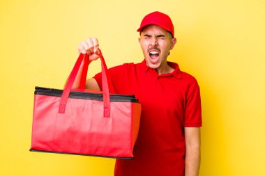 Genç İspanyol adam agresif bir şekilde bağırıyor, çok kızgın görünüyor. Pizza dağıtımı kavramı